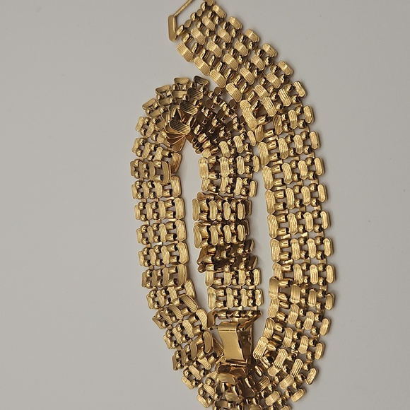 Luxurious Vintage Gold Plated Necklace - Picture 11 of 12
